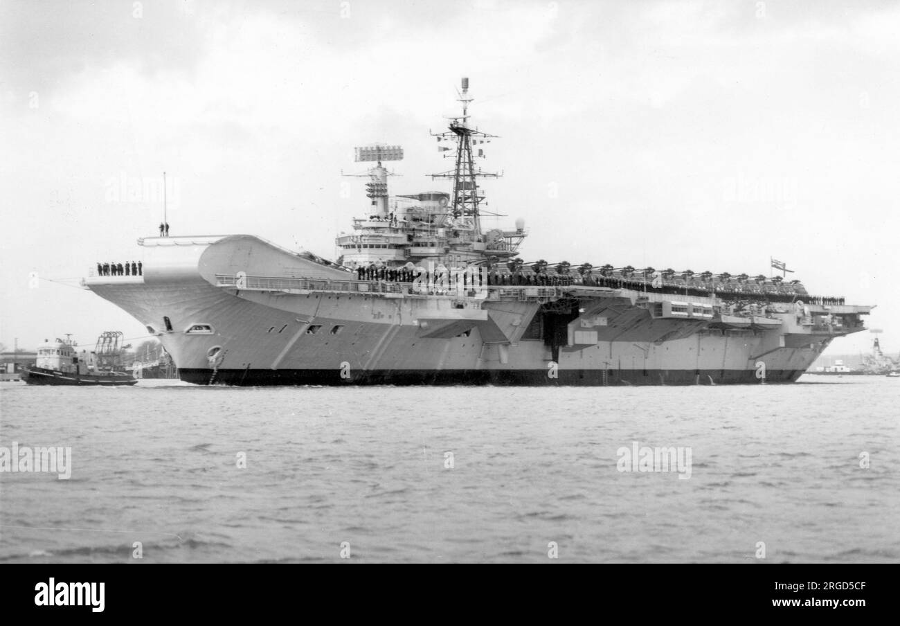 Royal Navy - HMS Hermes R12, un porte-avions de classe Centaur, modifié en tant que transporteur ASW - Commando - Air Defence, vu entrer à Devonport après son retour du conflit des Malouines, en 1982. Banque D'Images