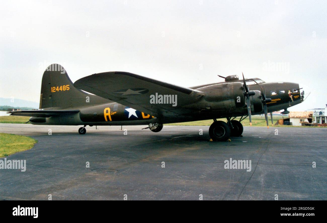 Boeing B-17G-85-DL Fortress N3703G - 'TANKER number 78' (msn , ex 44-83546), vu peint comme 41-24485 'Memphis Belle', pour le film du même nom. Banque D'Images