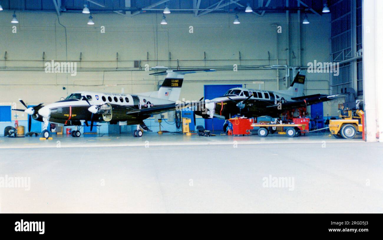 United States Army - Beech C-12C Huron 73-22267 (msn BC-19), avec Beechcraft U-21a Ute 66-18001 (msn LM.02), dans le hangar BC Walsh en cours de maintenance. Banque D'Images