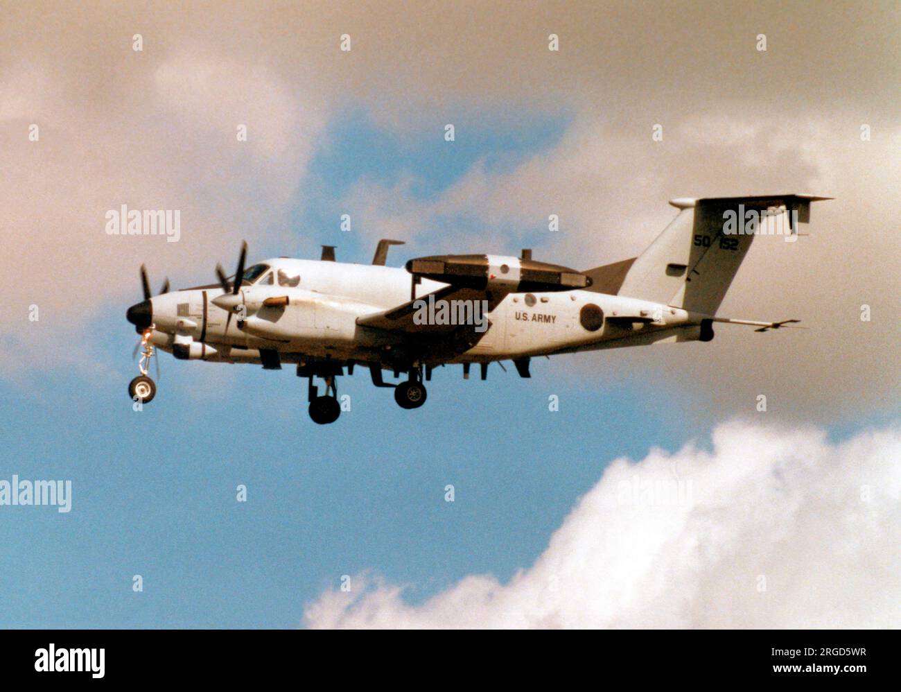United States Army - Beech RC-12k Guardrail 85-0152 (MSN FE-006), équipé du Common Sensor System 4, pour la collecte de renseignements aéroportés (SIGINT). Banque D'Images