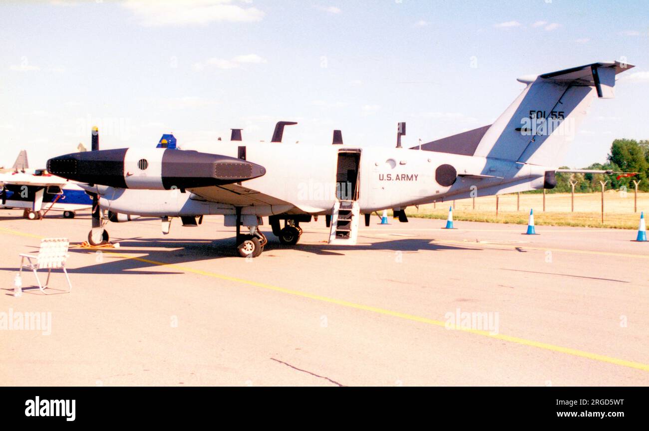 United States Army - Beech RC-12k Guardrail 85-0155 (MSN FE-009), équipé du Common Sensor System 4, pour la collecte de renseignements aéroportés (SIGINT). Banque D'Images