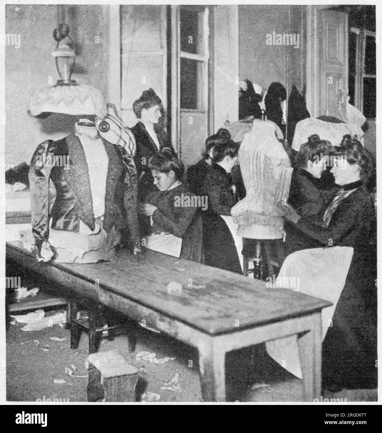 Atelier dans la maison de couture Maison Walles à Paris, où les femmes sont occupées à faire des corsages à la mode sur des mannequins. Banque D'Images