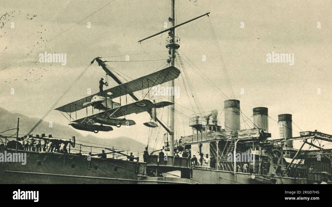WW1 Marine allemande récupérant un biplan français ennemi Banque D'Images