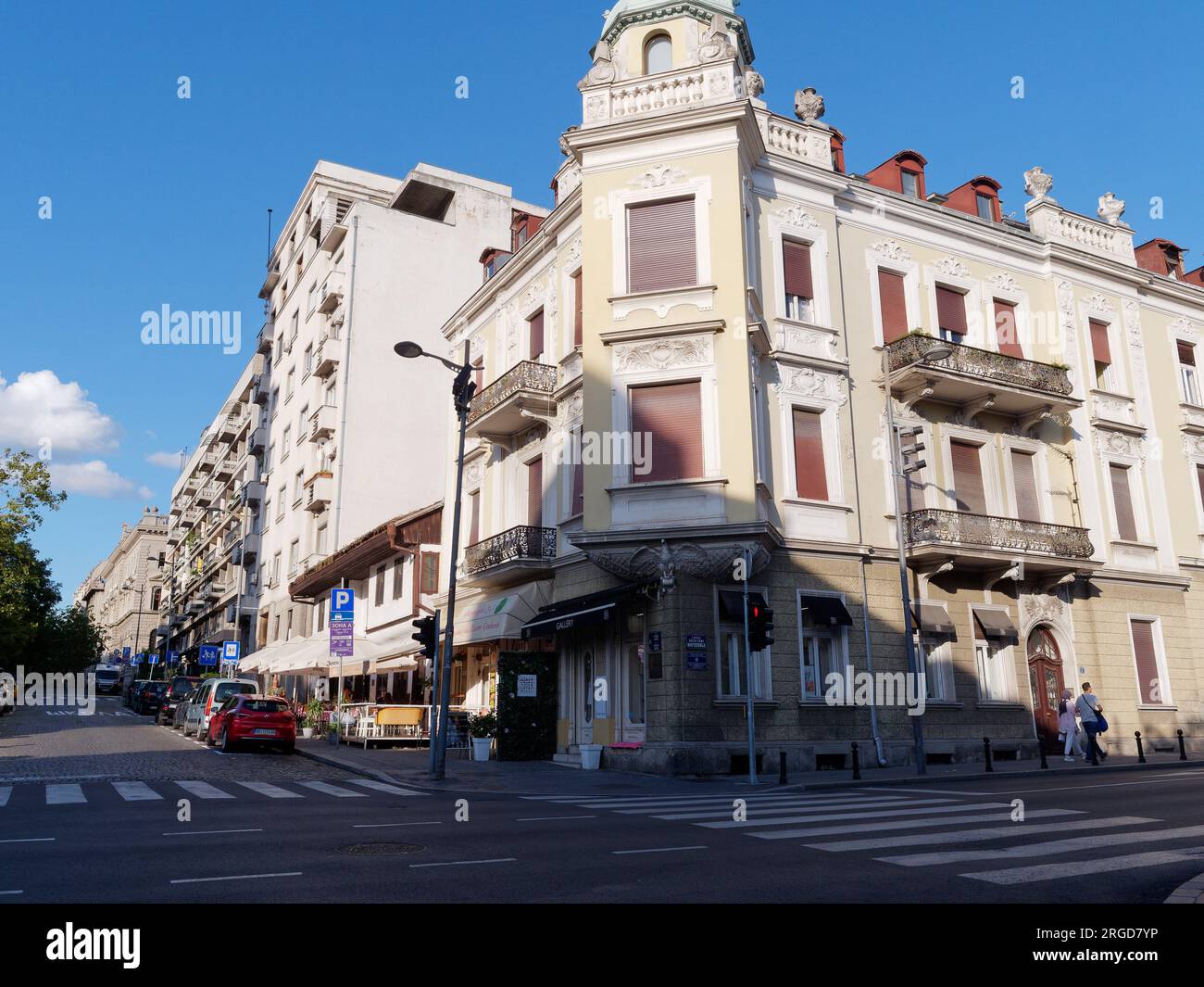 Coin de rue avec deux passages pour piétons et un élégant bâtiment dans la ville de Belgrade, Serbie. Août 8,2023. Banque D'Images