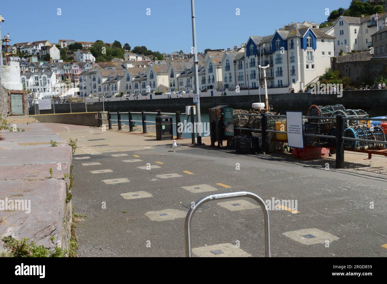 Bateaux dans le port de Brixham, été 2023 Banque D'Images