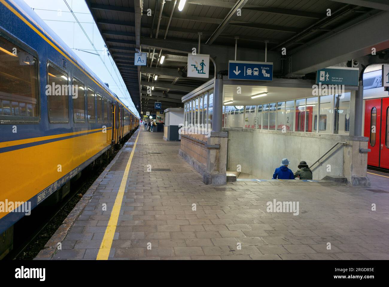 Vue sur la gare de Bruxelles Zuid-midi (Bruxelles-midi / Brussel-Zuid), est la plus grande gare ferroviaire de la ville de Bruxelles (Belgique). 8 août 20 Banque D'Images