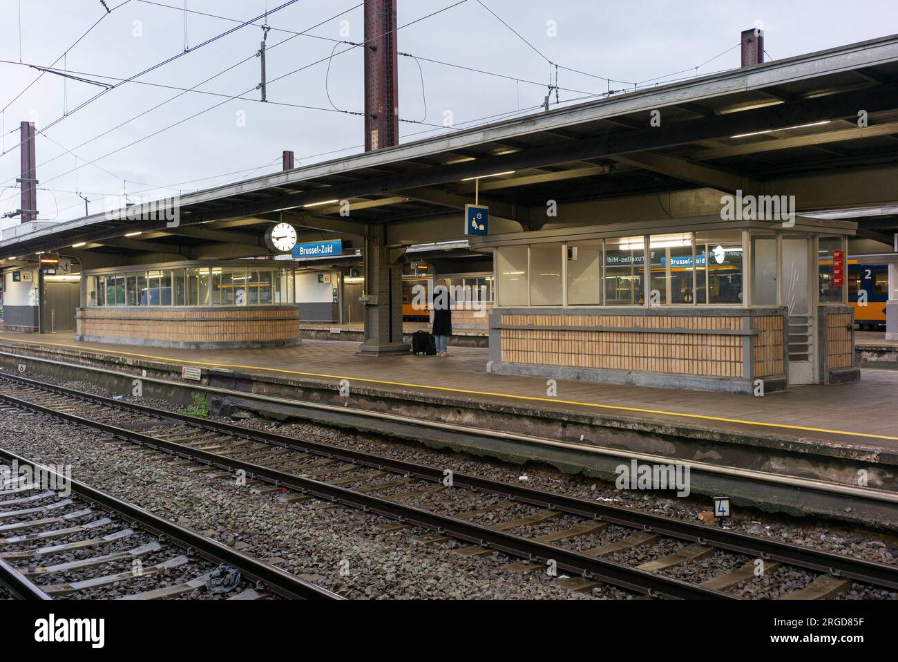 Vue sur la gare de Bruxelles Zuid-midi (Bruxelles-midi / Brussel-Zuid), est la plus grande gare ferroviaire de la ville de Bruxelles (Belgique). 8 août 20 Banque D'Images