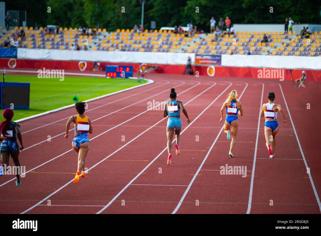 Sprinteuses en pleine foulée lors d'une course de 400m sur la piste d'athlétisme. Photo d'illustration d'athlétisme pour les mondes à Budapest et les Jeux à pari Banque D'Images