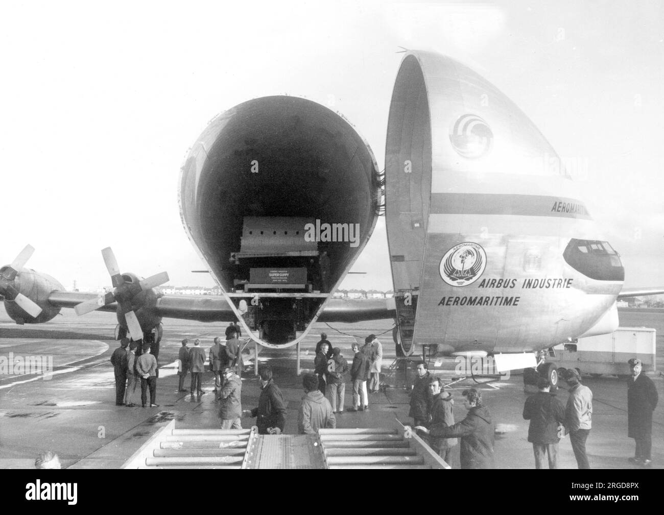 Aero Spacelines B-377-SGT Super GuppY turbine, exploité par Airbus Industrie, en préparation pour décharger sa charge de sections de fuselage bac/aérospatiale Concorde. Banque D'Images