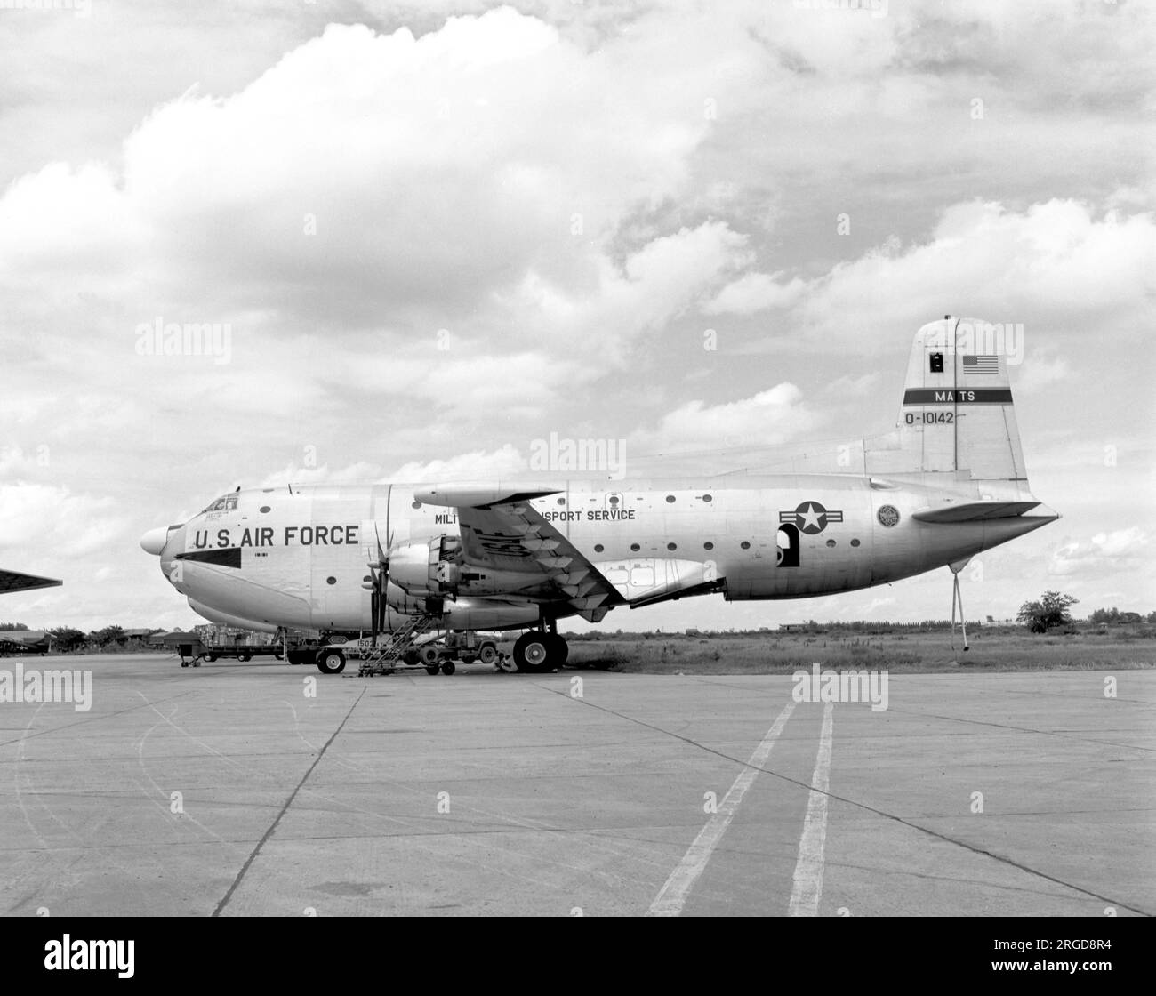 United States Air Force - Douglas C-124C-DL Globemaster II 51-0142 (msn 43476), de la 1502 Air transport Wing à Don Muang Royal Thai Air Force base en août 1965. (Marqué comme O-10142 - O=Obsolète, souvent utilisé pour les avions plus anciens dans l'inventaire de l'USAF dans les années 50 et 60) Banque D'Images