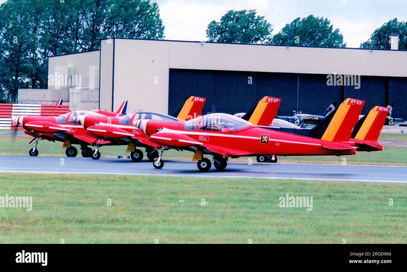 Force aérienne belge - Siai-Marchetti SF.260MB ST-23, ST-03, ST-04 et ST-27 (msn 10-23, 10-03, 10-04 et 10-27), de l'équipe acrobatique les Diables Rouge / 5 Smaleen, au Royal International Air Tattoo - RAF Fairford 16 juillet 2011. (Force Aerienne Belge - Belgische Luchtmacht - Force aérienne belge). Banque D'Images