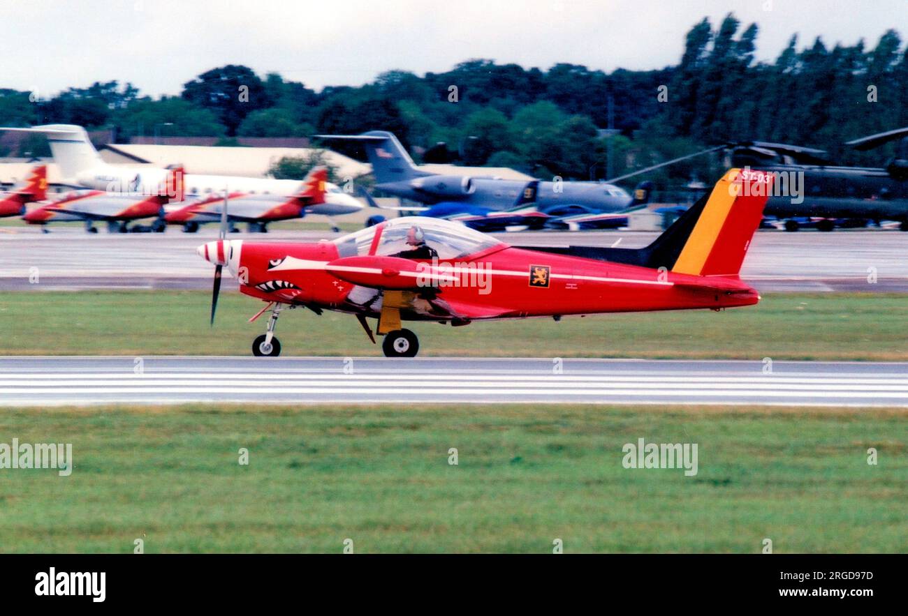Force aérienne belge - Siai-Marchetti SF.260MB ST-03 (msn 10-03), de l'équipe acrobatique les Diables Rouge / 5 Smaleen, au Royal International Air Tattoo - RAF Fairford 16 juillet 2011.. (Force Aerienne Belge - Belgische Luchtmacht - Force aérienne belge). Banque D'Images