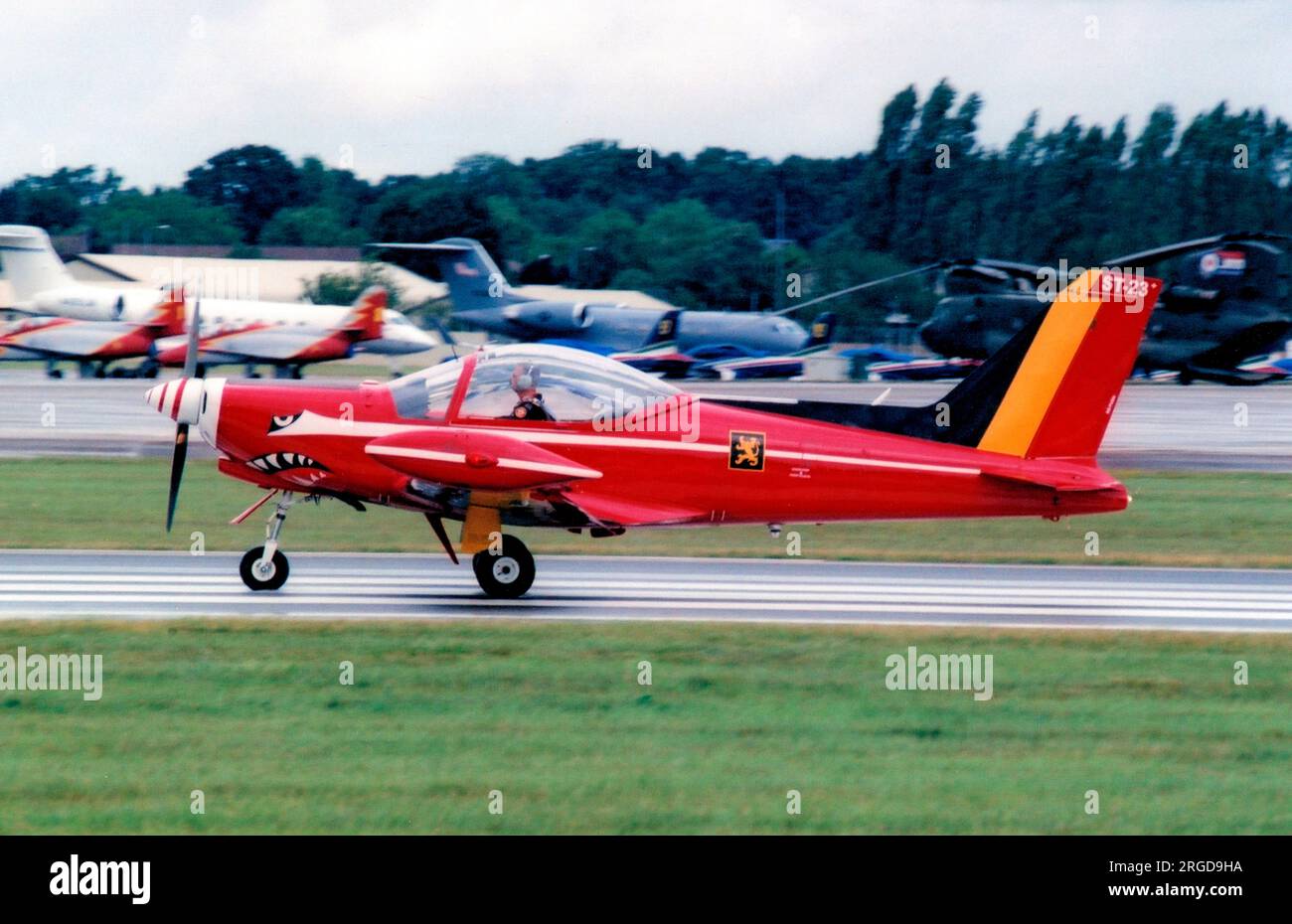 Force aérienne belge - SIAI-Marchetti SF.260MB ST-23 (msn 10-23), de l'équipe acrobatique les Diables Rouge / 5 Smaleen, au Royal International Air Tattoo - RAF Fairford 16 juillet 2011.. (Force Aerienne Belge - Belgische Luchtmacht - Force aérienne belge). Banque D'Images