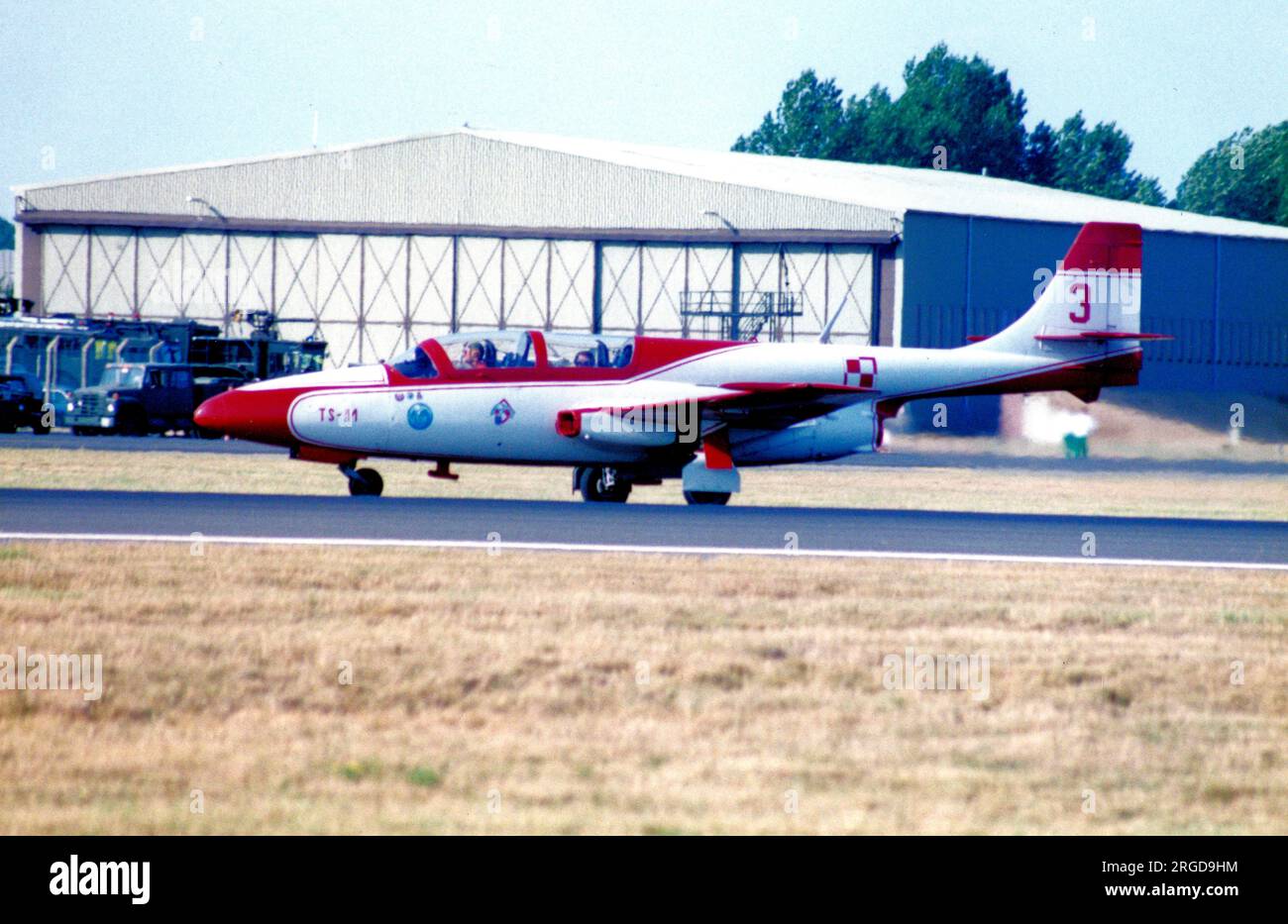 Armée de l'air polonaise - PZL-Mielec TS-11 0702 / 3 (msn 1H07-02) de l'équipe de voltige de formation White Iskras, au Royal International Air Tattoo - RAF Fairford 24 juillet 1995. Banque D'Images