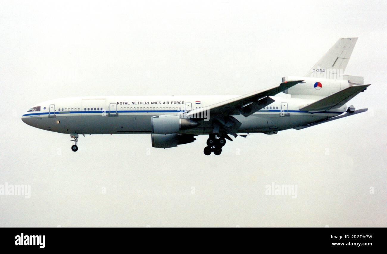 Koninklijke Luchtmacht - McDonnell Douglas KDC-10 T-264 (numéro 264 de la ligne msn 46985), du 334 Escadron, en approche de la RAF Mildenhall en mars 1998. Les KDC-10 ont été convertis en DC-10s commercial plutôt que KC-10s de nouvelle construction. Le T-264 a été converti de DC-10-40 pH-MBT. (Koninklijke Luchtmacht (Klu) - Royal Netherlands Air Force) Banque D'Images