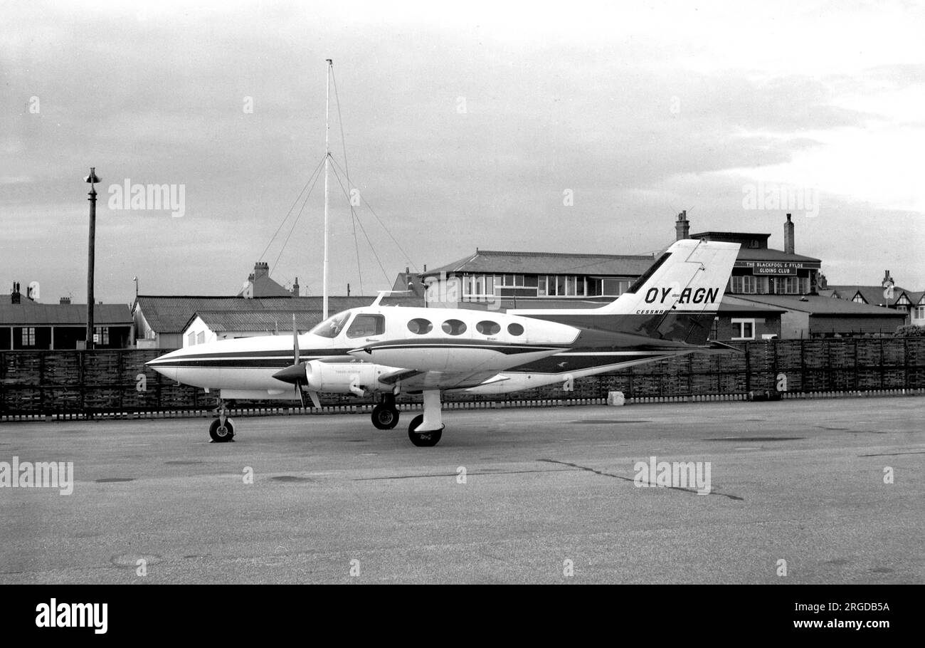 Cessna 402a OY-AGN (msn 402A0057), stationné devant le Blackpool & Fylde Gliding Club sur l'aéroport Blackpool-Squires Gate en juin 1970. (Crashé le 8 mai 1982 sous le nom de se-FZK) Banque D'Images