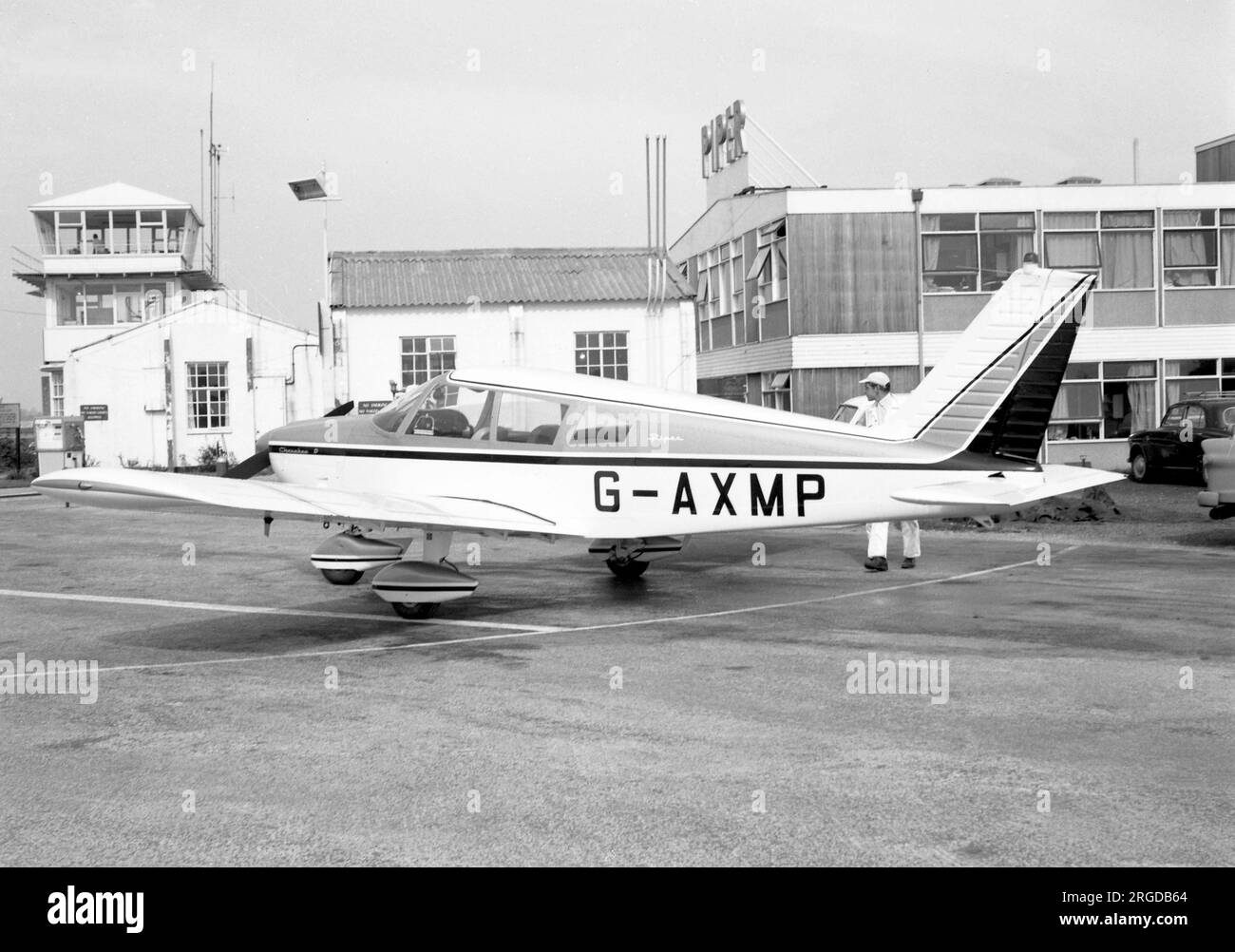 Piper PA-28-180 Cherokee D G-AXMP (msn 28-5436), à Oxford-Kidlington Airport, vers septembre 1969. Banque D'Images