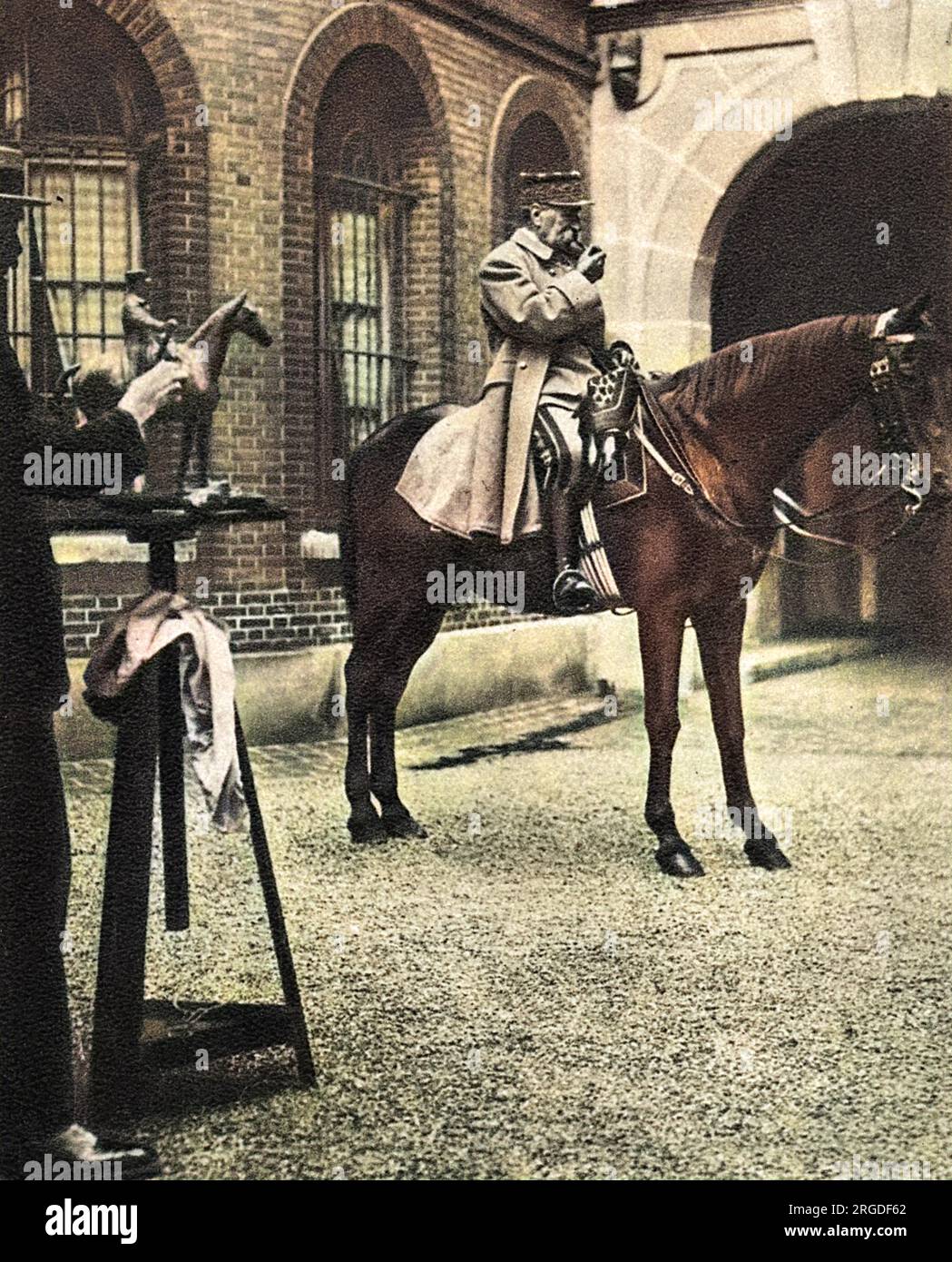FERDINAND FOCH commandant militaire français, posant avec son cheval pour une sculpture équestre en 1922. Banque D'Images