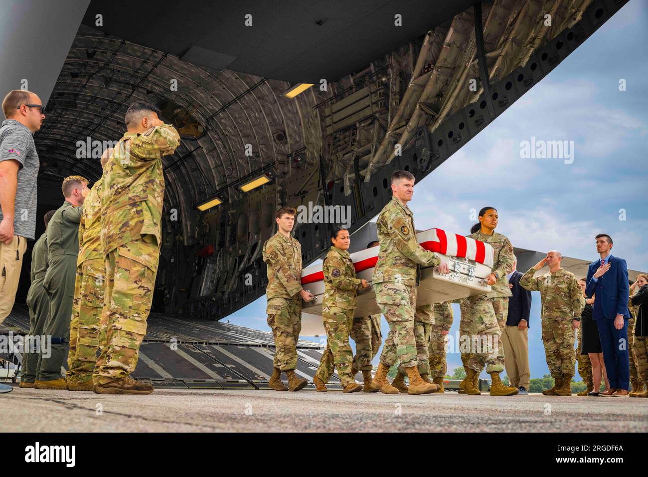 30 juillet 2023 - Nebraska, USA - des aviateurs de la 55th Wing portent une valise de transfert lors d'une cérémonie de transport honorable de POW de défense / MIA Accounting Agency (DPAA) à la base aérienne Offutt, Nebraska, le 30 juillet 2023. Les boîtes de transfert contenaient de possibles matériaux osseux recueillis au cours d'une mission de récupération de 2 mois en Italie, dont la seule mission était de localiser d'éventuels restes humains de la Seconde Guerre mondiale Le matériel osseux éventuel a été transféré aux laboratoires de la DPAA où il effectuera une analyse scientifique approfondie dans un effort continu pour localiser et identifier les quelque 72 000 membres du service Banque D'Images