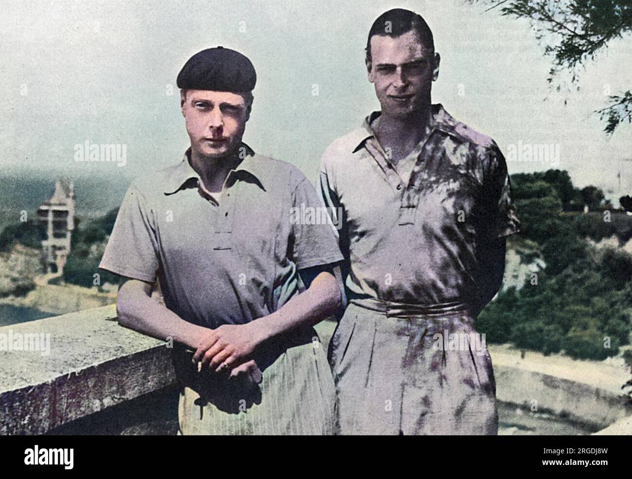 Édouard, prince de Galles, plus tard roi Édouard VIII puis duc de Windsor (1894 - 1972), photographié avec son frère cadet, Prince George, plus tard duc de Kent (1902 - 1942) lors d'un séjour sur la Côte d'Azur à Biarritz, France en 1932. Les deux frères royaux sont habillés à la mode dans des vêtements décontractés. Le prince de Galles adopte richement un béret français. Banque D'Images