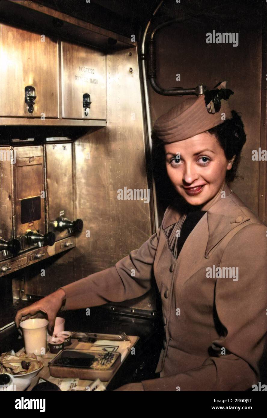 Une hôtesse de l'air de la TWA (Trans World Airlines) prépare un repas à bord. Banque D'Images