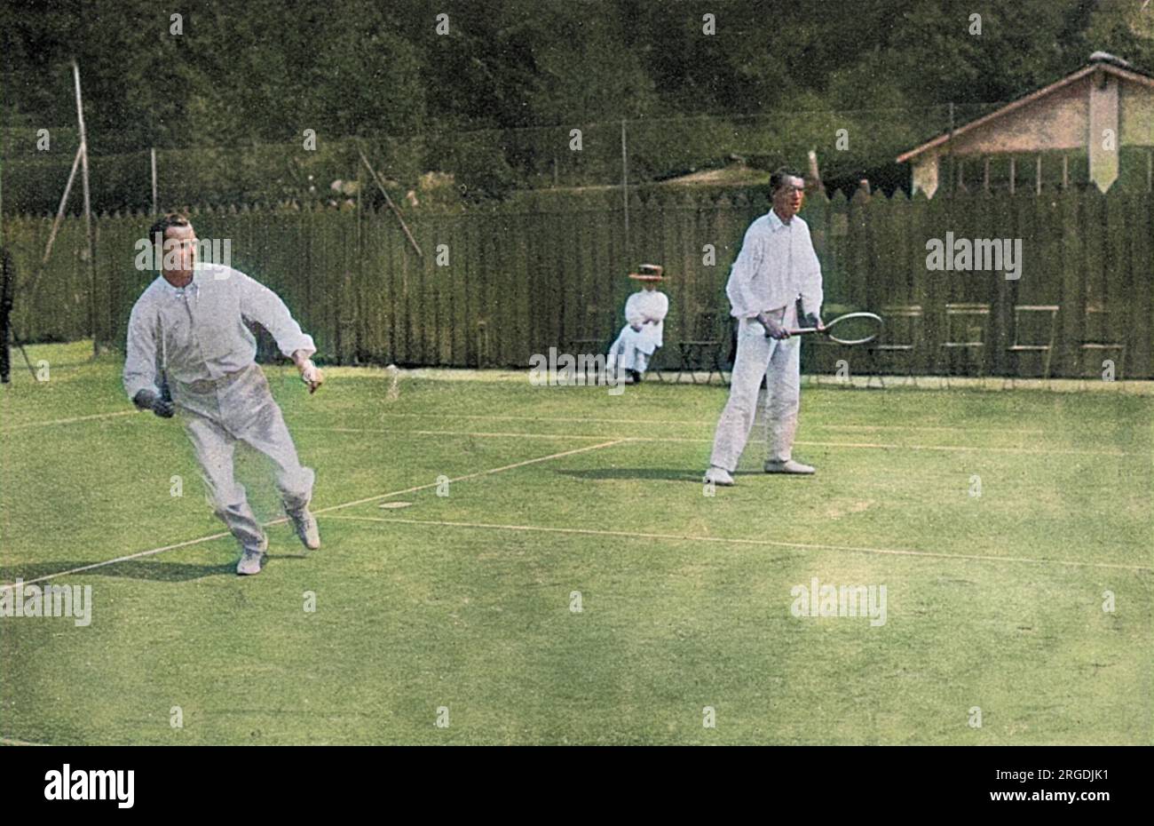 Capitaine Anthony Frederick Wilding, joueur de tennis néo-zélandais photographié jouant un match sur les courts du Club de Cannes en 1911. A remporté Wimbledon quatre fois en 1910,1911,1912 et 1913. Wilding meurt près de Neuve Chapelle, en France, le 9 mai 1915 alors qu'il combat lors de la bataille d'Aubers Ridge. Banque D'Images