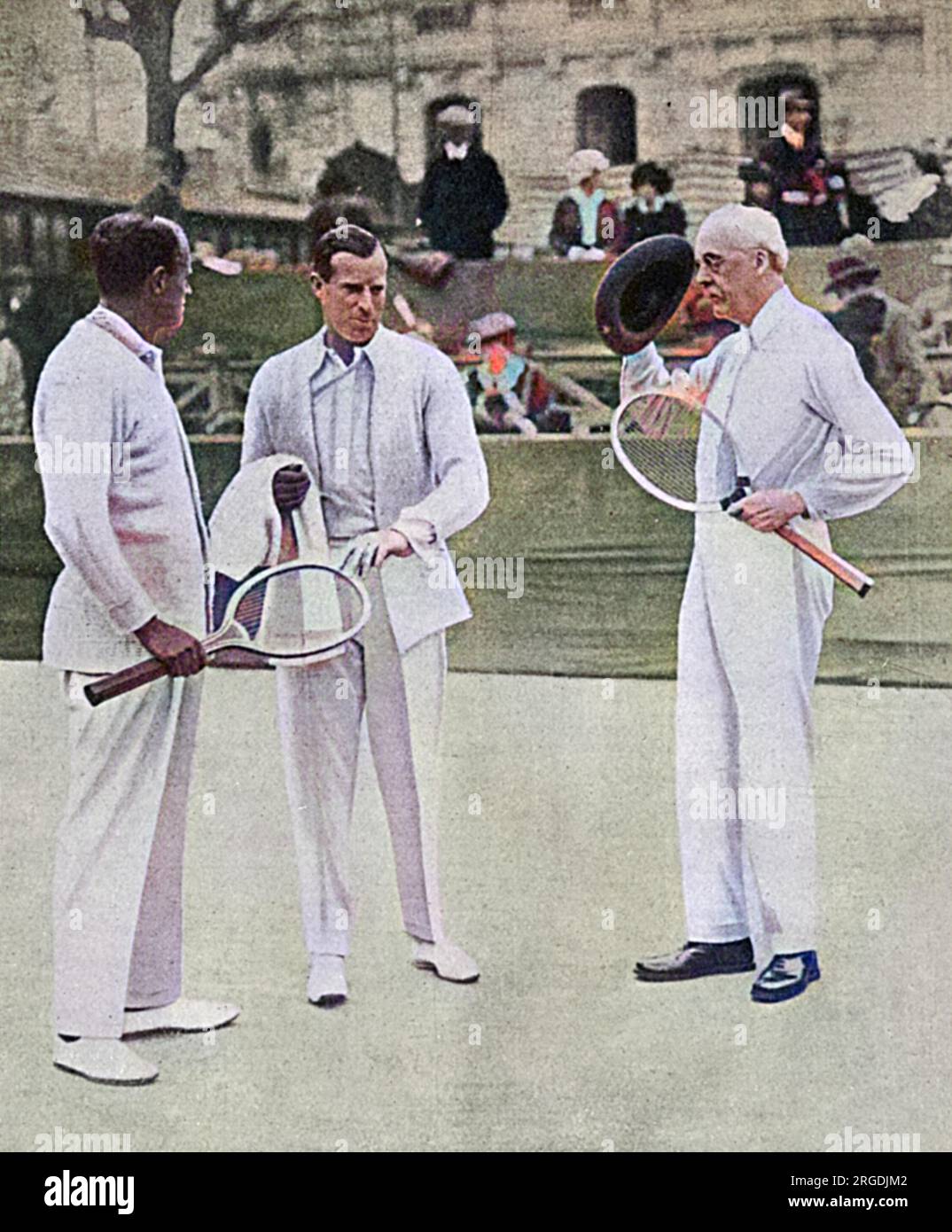 Capitaine Anthony Frederick Wilding (1883-1915), joueur de tennis né en Nouvelle-Zélande et quatre fois champion de Wimbledon photographié à Nice en 1914 sur le point de s'associer à M. Arthur Balfour, conservateur britannique député, Premier ministre et passionné de tennis. Wilding a aidé Balfour à améliorer son jeu. Wilding meurt près de Neuve Chapelle, en France, le 9 mai 1915 alors qu'il combat lors de la bataille d'Aubers Ridge. Banque D'Images