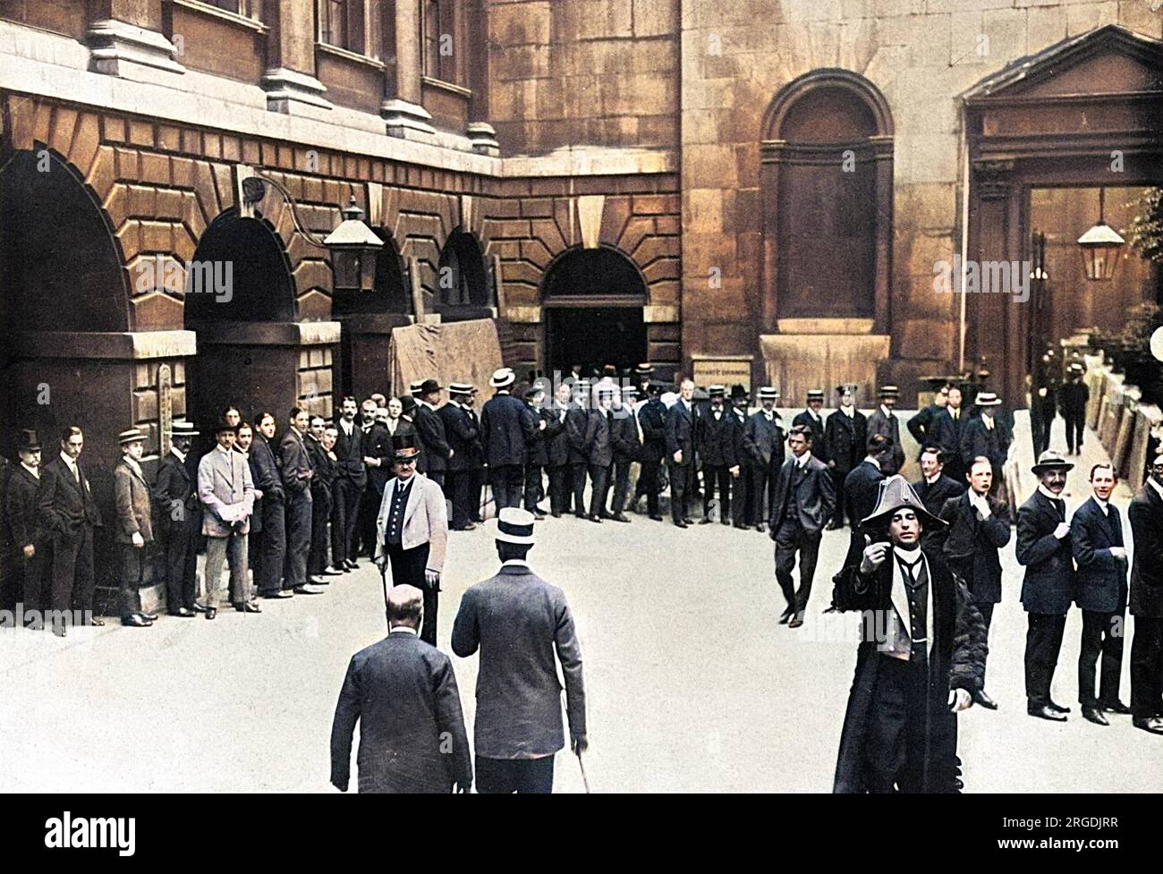 La perspective d'une pénurie d'or due à la menace de rupture des relations financières avec le continent a donné lieu à un spectacle très inhabituel à la Banque d'Angleterre à Londres. A partir de midi, le 31 juillet 1914, la cour a été occupée par une file changeante de personnes désireuses de changer leurs billets en or. Le 1 août 1914, le taux d'escompte est passé à 10 %, le plus élevé depuis mai 1866, ce qui témoigne de la gravité de la situation européenne au moment du déclenchement de la guerre. Banque D'Images