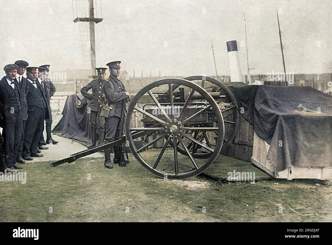 Une fois que l'Allemagne avait déclaré la guerre à la Russie, la guerre avec la France était certaine de suivre, avec la possibilité que la Grande-Bretagne pourrait également être forcée dans le conflit. Le gouvernement britannique prend donc toutes les précautions en vue des éventualités possibles : ici, les territoriaux gardent Tilbury Docks, libérant l'armée régulière pour d'autres tâches. Banque D'Images