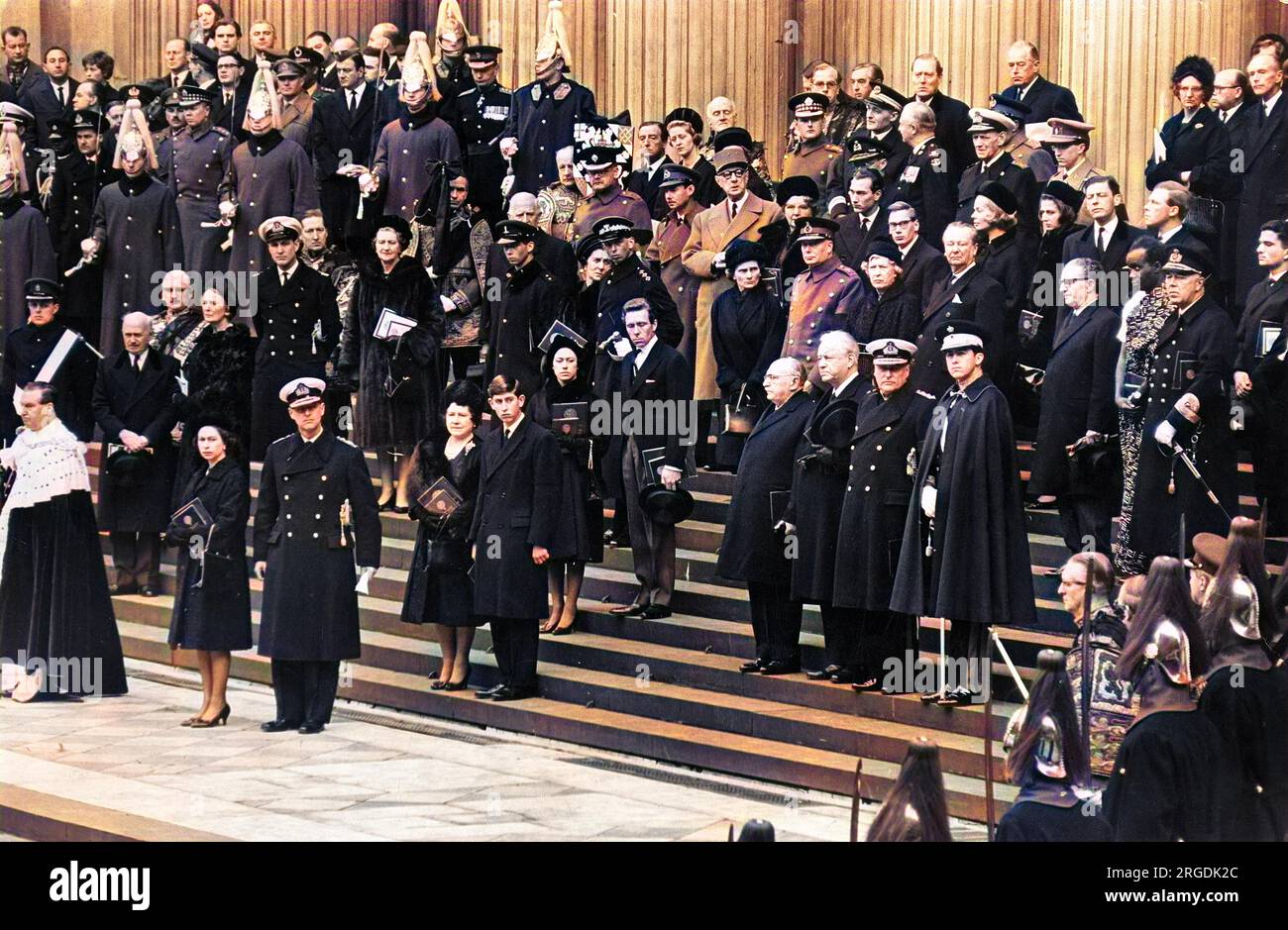Royauté et hommes d'État de nombreuses nations sur les marches de St Paul pour assister au départ du cercueil alors que la dernière étape de son voyage vers Bladon commence. Banque D'Images