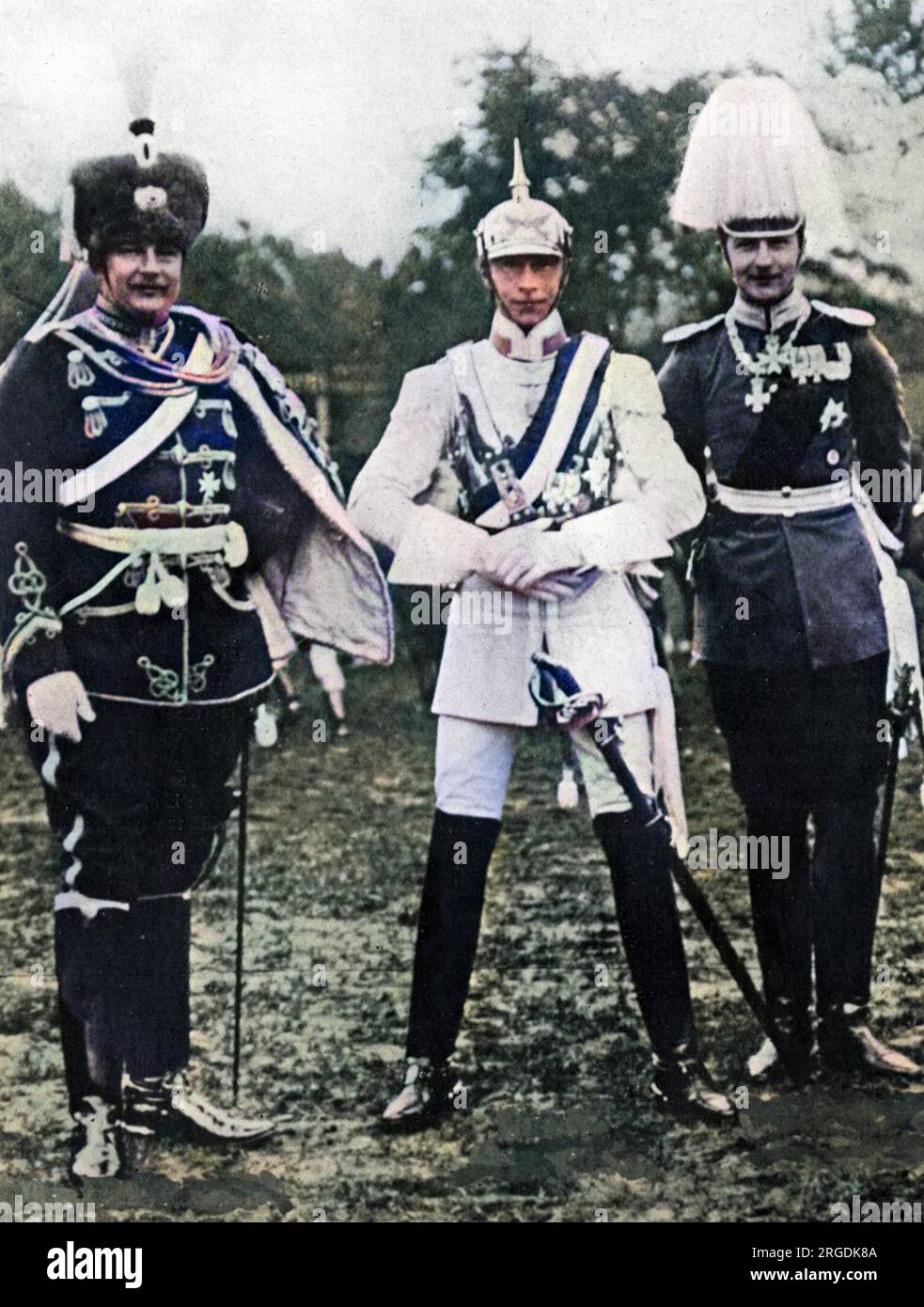 Trois fils du Kaiser Guillaume II vêtus d'un uniforme militaire complet. De gauche à droite, le prince Eitel-Friedrich, le prince héritier Wilhelm et le prince August-Wilhelm. Décrit comme une « belle photographie » par le spectateur, le trio posa à Potsdam pour la photo. Banque D'Images