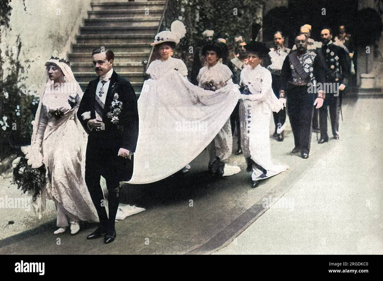 Mariage du roi Manuel de Portugal et de la princesse Augustin Victoria de Hohenzollern qui a eu lieu à Sigmaringen, la maison de la mariée le 4 septembre 1913. La photo montre le roi menant sa mariée à l'église. Banque D'Images