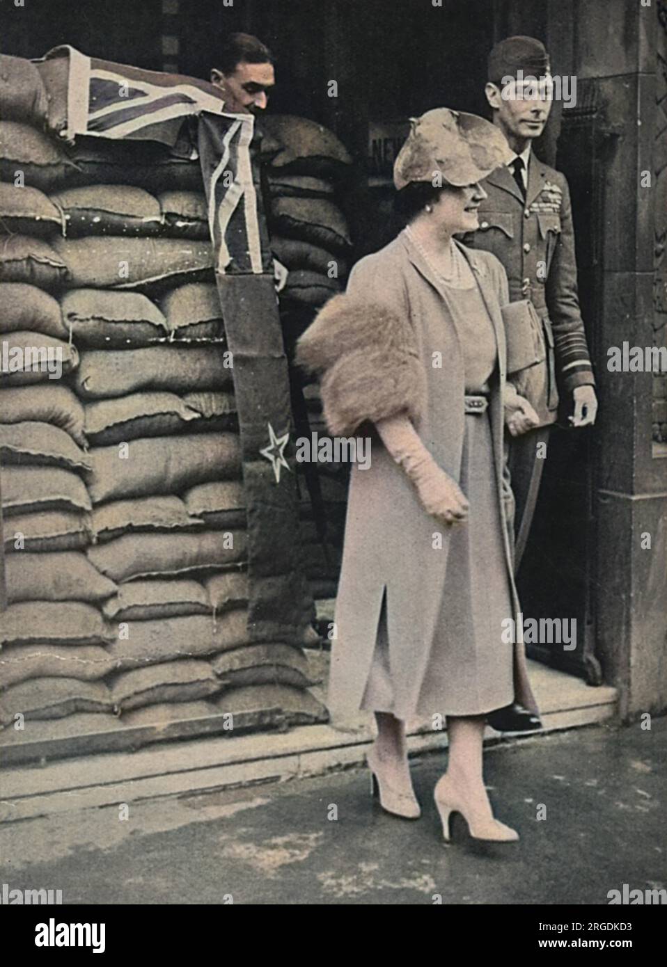 Le roi George VI et la reine Elizabeth (plus tard la reine mère) quittent New Zealand House par son entrée en sac de sable, lors d'une visite des bureaux du Dominion. Les autres bureaux visités étaient ceux de l ' Afrique du Sud et de l ' Inde. Banque D'Images