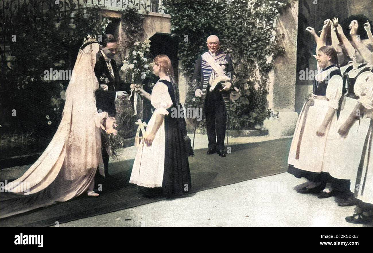 Mariage du roi Manuel de Portugal et de la princesse Augustin Victoria de Hohenzollern qui a eu lieu à Sigmaringen, la maison de la mariée le 4 septembre 1913, avec le cardinal Netto, ancien archevêque de Lisbonne officiant. La photo montre la mariée et le marié après le mariage étant présenté avec un bouquet par les enfants du couvent habillés en tenue paysanne traditionnelle. Banque D'Images