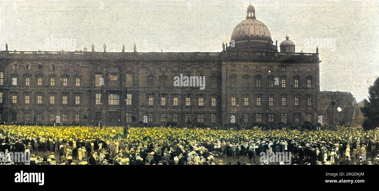 Au bord de la guerre. La scène au Palais impérial de Berlin dans la soirée du 31 juillet 1914, alors que le Kaiser Guillaume II s'adresse à la foule rassemblée depuis un balcon, affirmant que « l'épée est forcée dans notre main ». Le lendemain, la guerre est déclarée à la Russie, cette dernière s'étant mobilisée en faveur de la Serbie. Banque D'Images