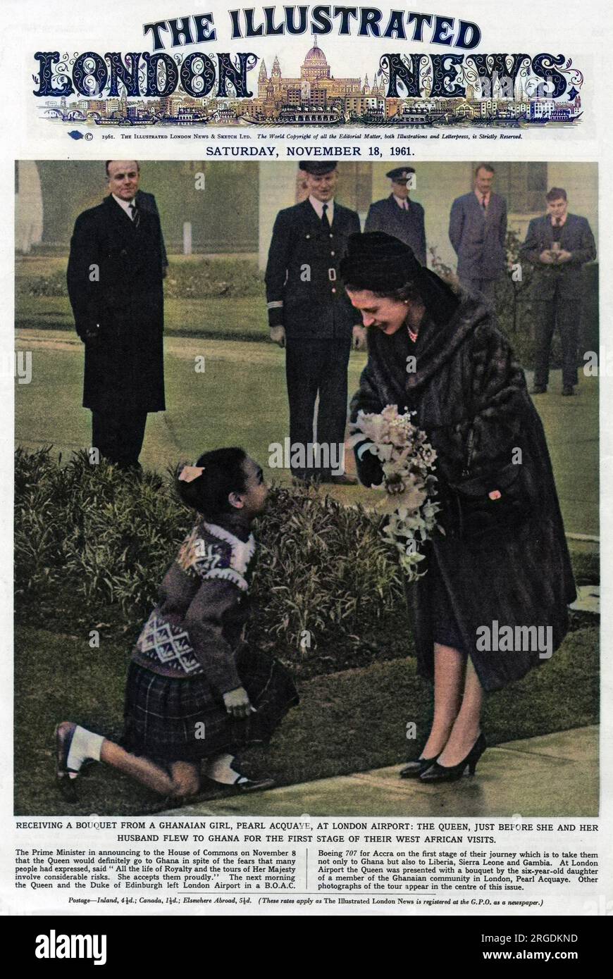 La Reine reçoit un bouquet de fleurs d’une fille ghanéenne, Pearl Acquaye, à l’aéroport de Londres, juste avant que la Reine et le duc d’Édimbourg ne s’envolent pour le Ghana pour la première étape de leurs visites en Afrique de l’Ouest. Banque D'Images