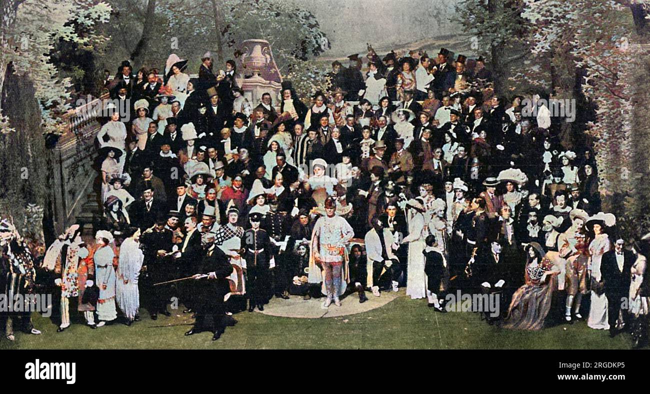 La répétition de la première représentation du Royal Variety Show au Palace Theatre, 1912, à laquelle ont assisté de nombreuses célébrités. Cette photo montre 'Variety's Garden Party', dans laquelle 150 membres de la troupe chantaient 'God Save the King' à la fin du programme. Au centre se trouve Harry Claff comme le Chevalier blanc, qui a chanté la partie solo de l'hymne national. Juste à sa droite se trouve le siège de G.H Chirgwin, et un peu à gauche, Miss Vesta Tilley en uniforme militaire. Parmi les autres artistes bien connus qui participent au tableau, on peut citer Mlle Victoria Monks, Mlle Peggy Pryde, Mlle Vesta Victoria, M. Banque D'Images
