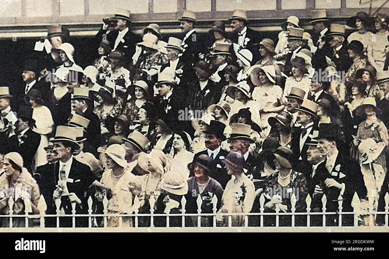 Smart Society dans l'enceinte des membres à Royal Ascot en juin 1930, regardant avec intérêt l'une des dix courses du programme. Banque D'Images