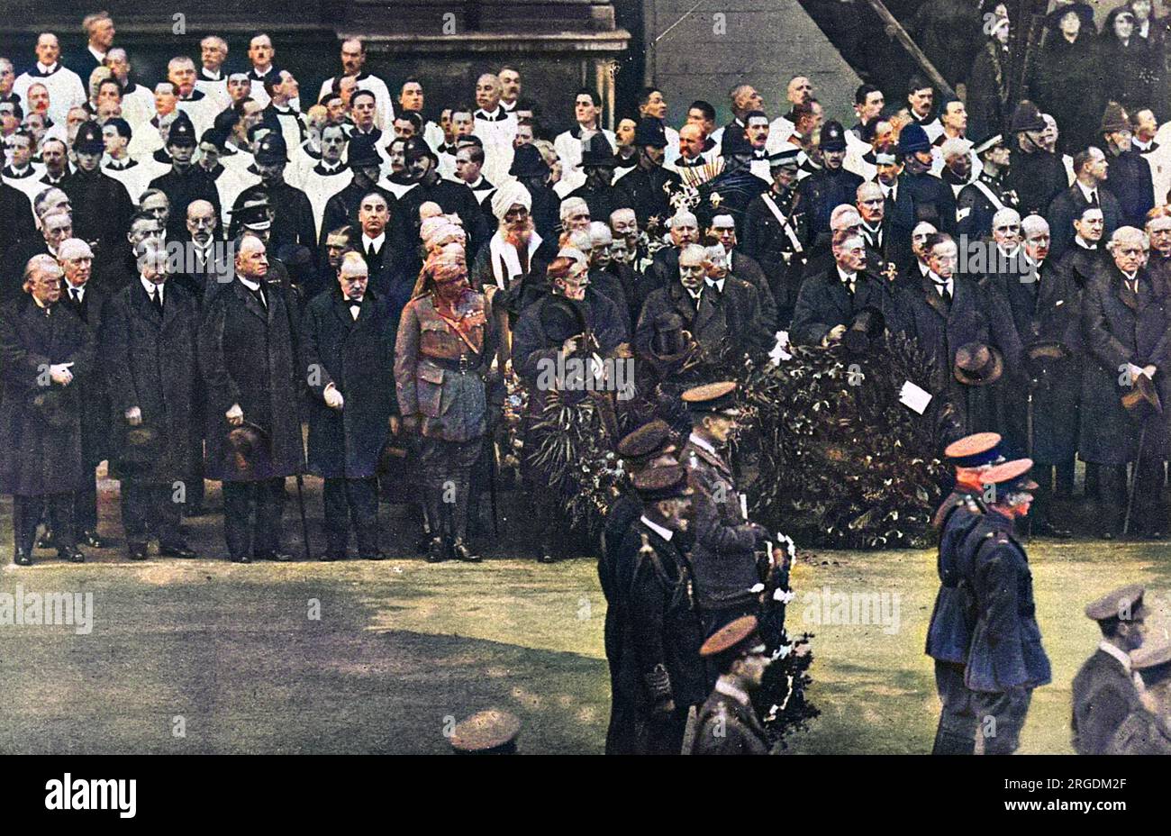 Jour du souvenir (jour de l’Armistice avant la Seconde Guerre mondiale), le 11 novembre 1920 au cénotaphe. Au premier plan à droite se trouvent le prince de Galles (plus tard Édouard VIII), le duc d'York (plus tard George VI), le prince Henry et le duc de Connaught. Au premier rang, de gauche à droite, se trouvent Lloyd George, Bonar Law, Lord Curzon et Winston Churchill. Asquith est juste derrière Lloyd George. Banque D'Images