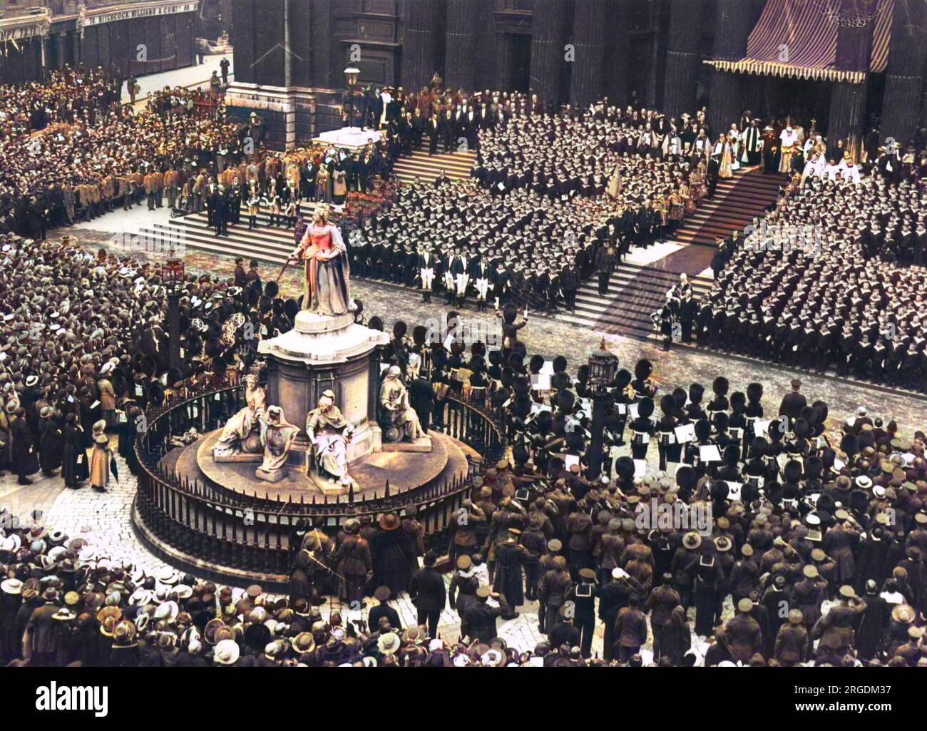 Un service d'action de grâce en plein air à la cathédrale St Paul de Londres, à la fin de la première Guerre mondiale. Les foules se regroupent autour de la statue de la reine Victoria. Banque D'Images