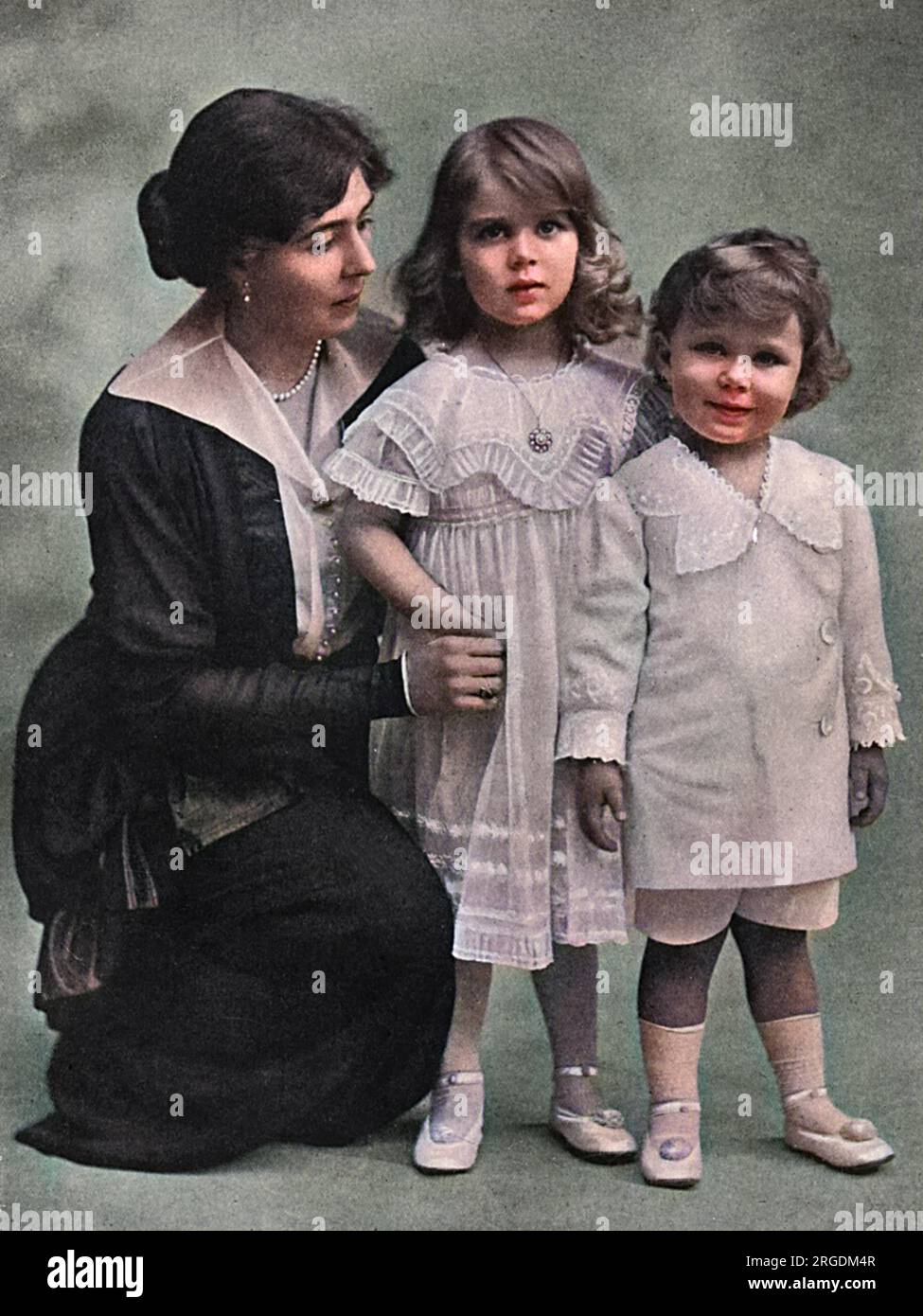 La princesse héritière de Suède, anciennement princesse Marguerite de Connaught (1882-1920), grand-rieur de la reine Victoria, a posé avec ses deux plus jeunes enfants, la princesse Ingrid et le prince Bertil, duc de Halland. Ingrid épousera plus tard le prince héritier Frederik de Danemark. La princesse héritière de Suède, connue sous le nom de Daisy par la famille, est décédée subitement en 1920 alors que ses enfants étaient encore jeunes. Banque D'Images