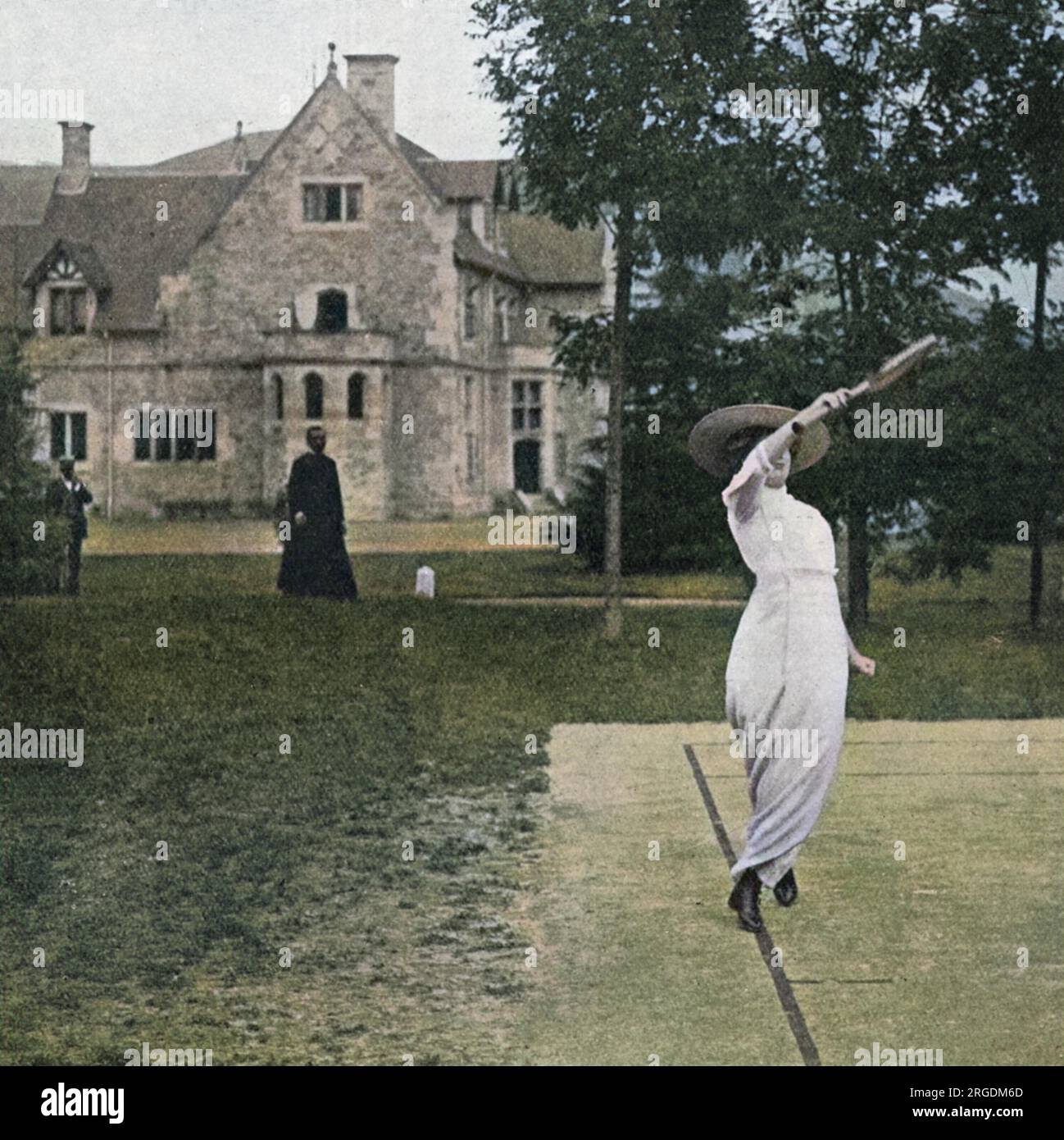 La reine d'Espagne, anciennement princesse ENA de Battenberg, a joué au tennis à Santander, l'une de ses maisons de campagne. Le Tatler a rapporté que la reine était bonne au tennis et qu'elle aimait beaucoup le jeu. Banque D'Images