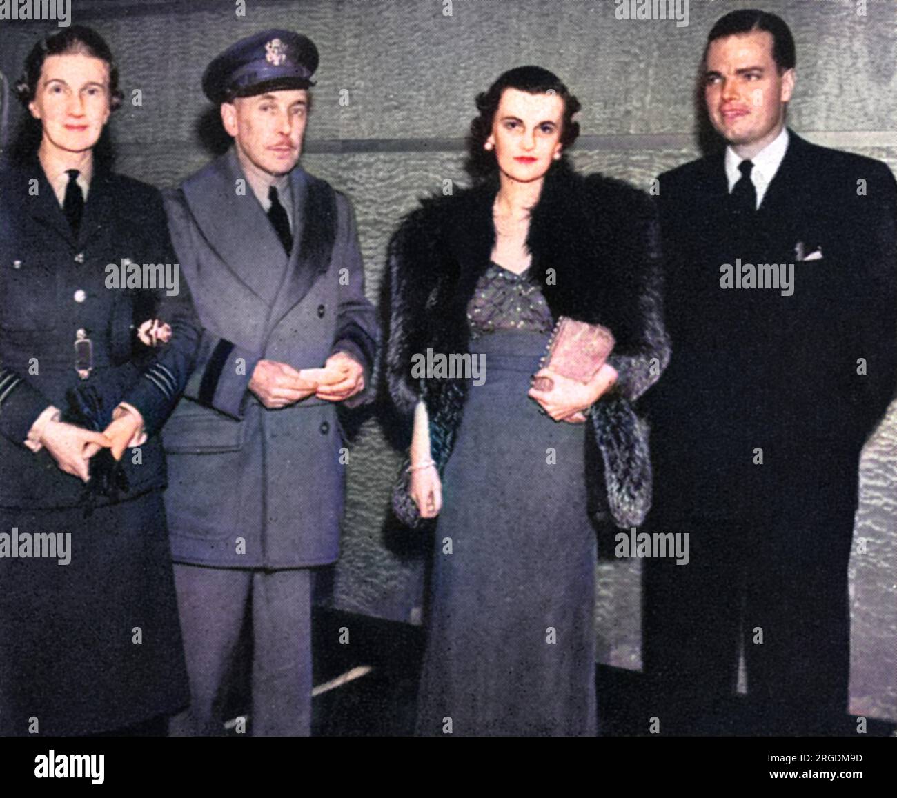 Couple d'or de la société, M. et Mme Charles Sweeny assistant à la première du film "Flying Fortress" et photographié avec l'officier d'escadre Statter et le brigadier-général McClelland. Le film a fait l'objet d'une double première et a été présenté simultanément au Warner Theatre et à l'Empire Cinema de Leicester Square. Mme Sweeny était l'ancienne Miss Margaret Whigham (Deb de l'année en 1930) et plus tard la tristement célèbre duchesse d'Argyll après son deuxième mariage. Banque D'Images