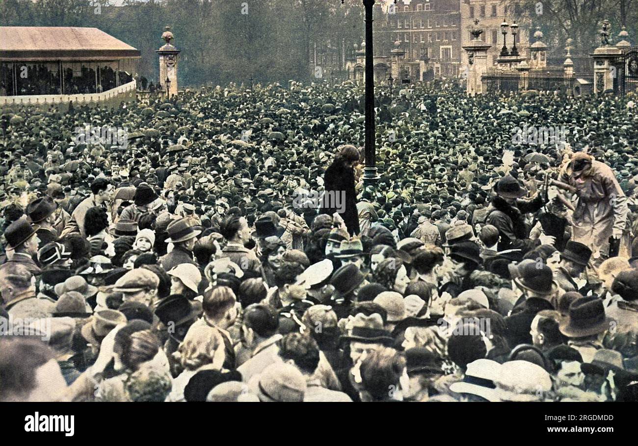 Le spectacle étonnant à l'extérieur du palais de Buckingham après que le roi George VI et la reine Elizabeth aient traversé les portes et que la foule s'était précipitée sur le vaste espace sous les fenêtres, attendant sous la pluie battante l'apparition de leurs Majestés sur le balcon. Quand ils sont venus, le rugissement de l'accueil pouvait être entendu à un mile ou plus loin. Banque D'Images