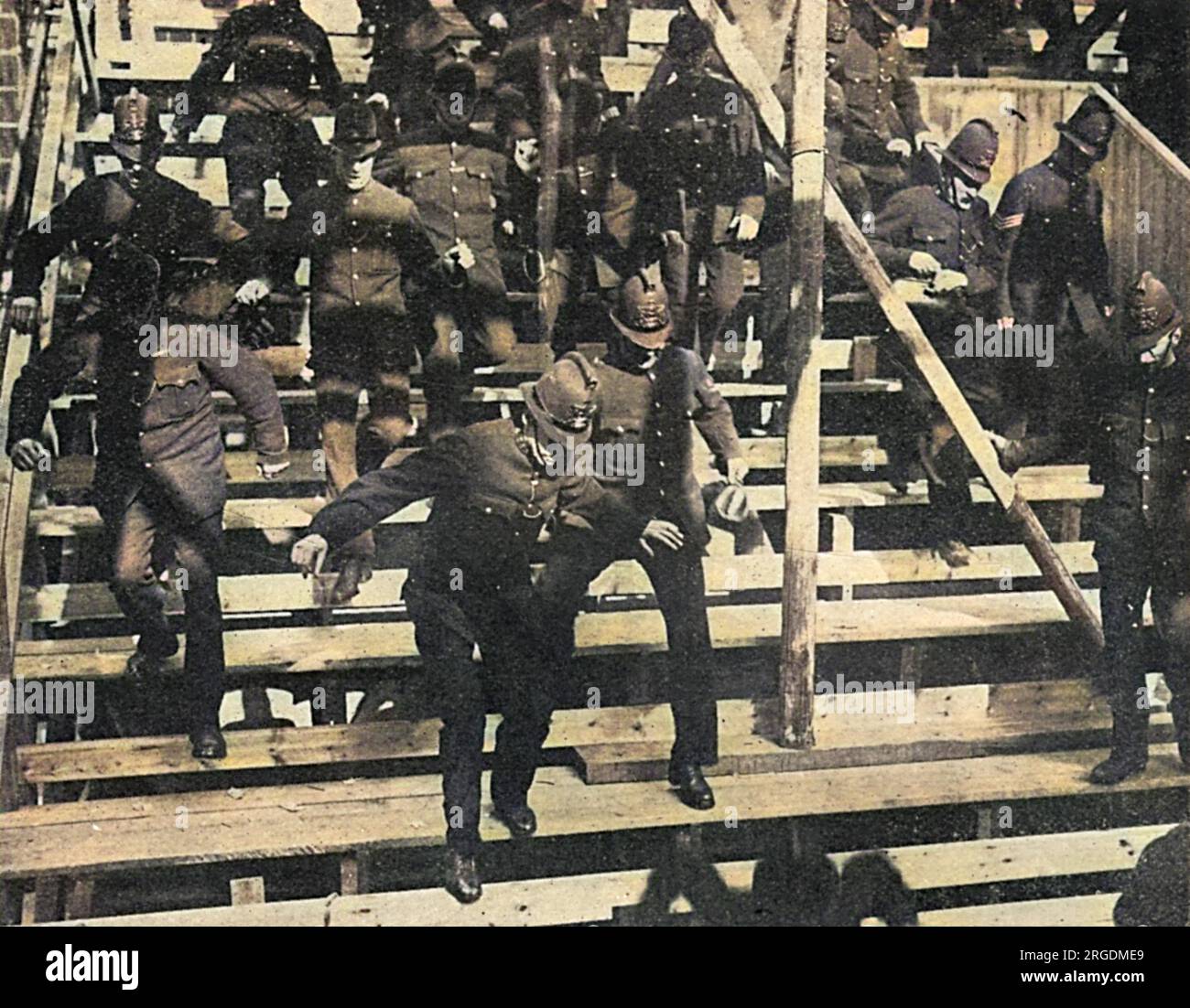 Deux cents policiers testent la force des stands d'observation le long de la route processionnelle pour le couronnement du roi George V en 1911. Des plates-formes d'observation, des galeries et des stands ont été érigés tout autour de Westminster et de ses environs pour que les spectateurs puissent voir la cavalcade. Banque D'Images