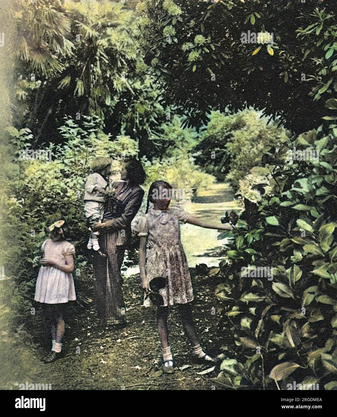 Daphne du Maurier et sa famille dans leur maison de Cornouailles : ici dans le jardin avec ses trois enfants, Flavia, Tessa et Christian. Banque D'Images