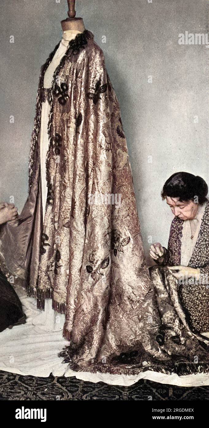 Le magnifique vêtement, le manteau impérial revêtu par le roi George VI après son onction lors de la cérémonie du couronnement, vu comme il était presque terminé à la Royal School of Needlework, South Kensington. Il était magnifiquement orné de shamrock, chardon et autres emblèmes du Royaume-Uni. Banque D'Images