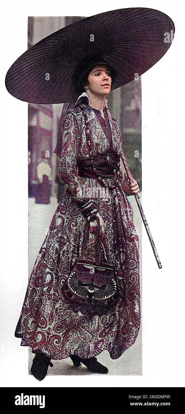 Roshana, alias Olive Craddock (1894-1926), danseuse. Fille d'une mère anglaise et d'un père anglo-indien d'origine irlandaise, Craddock apprend à danser comme enfant en Inde. Elle est venue en Europe vers 1909 et a adopté le nom de scène Roshanara après une princesse indienne légendaire. Elle dansa avec la compagnie de Loie Fuller et, en 1911, elle apparut à Londres dans le Kismet d'Oscar Asche et prit le rôle de Zobeide à Scheherazade avec les Ballets russes à Covent Garden. Elle a rejoint la société d'Anna Pavlova en 1912 et s'est finalement installée en Amérique, où elle est décédée d'une appendicite âgée de trente-quatre ans. Photo h Banque D'Images