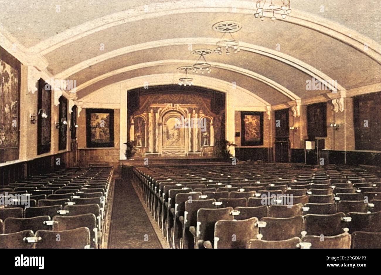 Vue intérieure d'un théâtre de tableaux et de variétés construit par la firme messieurs Vickers, Ltd, de Walney Island, Barrow-in-Furness afin d'offrir des loisirs à leurs travailleurs pendant la première Guerre mondiale. Banque D'Images