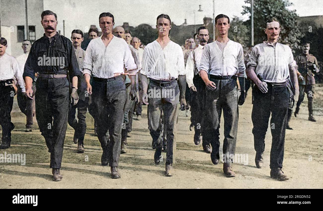 Des hommes de rang et de file dans le 2nd King Edward's Horse marchant sur le terrain de forage à White City où le régiment est cantonné en 1914 avant d'aller au front. Le Tatler commente que, « comme le montre l'image ci-dessus, l'épine dorsale de ce corps se compose d'hommes vraiment magnifiques, qui feront un grand service quand, comme on s'y attend bientôt, ils iront au front. » On soupçonne que les plus hauts et les plus beaux ont peut-être été placés à l'avant pour le bénéfice des photographes de presse ! Le régiment est levé par le major Norton Griffith. Banque D'Images